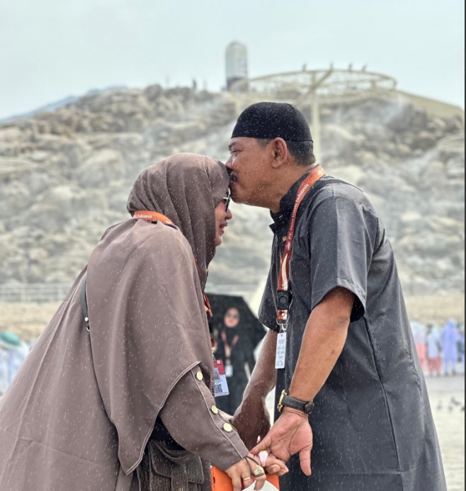 Ziarah Jamaah Umroh Tamam di Jabal Rahmah: Napak Tilas Sejarah dan Keutamaan