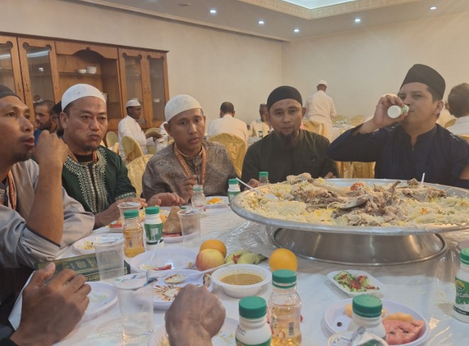 Jamaah Tamam Tour and Travel Menikmati Jamuan Makan Malam Eksklusif di Madinah