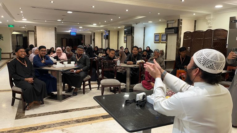 Jamaah Umrah Tamam Hadiri Kajian Spesial Bersama Ustadz DR Ariful Bahri di Madinah