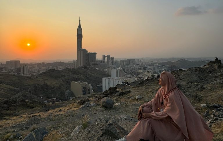 Wanita Muslimah dan Peran Suci di Tengah Perjalanan Hidup: Sebuah Nasihat Berharga
