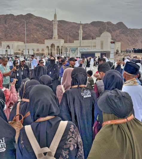 Pendidikan Sejati Bukan Hanya Pelajaran: Kisah Guru yang Menutup Mata (Pelukan Kasih Sayang Pendidik)