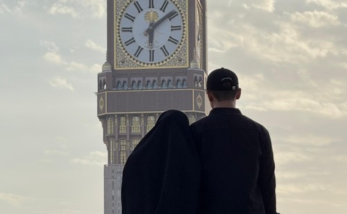 Beda Umrah Milenial dengan Umrah Konvensional: Panduan dari Koper, Akomodasi, hingga Ibadah