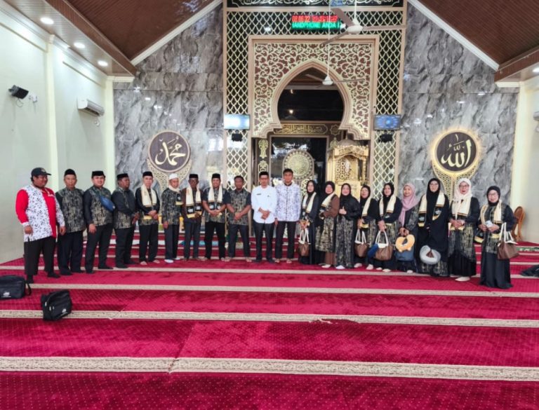 Kepala Kantor Kementerian Haji dan Umrah Pinrang, H. Idris Muhammad, Lepas Jemaah Tamam Travel: “Momentum Istimewa Bersama Kementerian Baru”